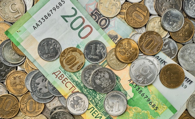 На что можно потратить 200 рублей в 2023 году